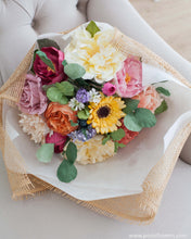 โหลดรูปภาพลงในเครื่องมือใช้ดูของ Gallery ช่อดอกไม้แสดงความยินดี ดอกไม้ประดิษฐ์ โทนสีฮาวาย - Tresurous Congratulations Bouquet
