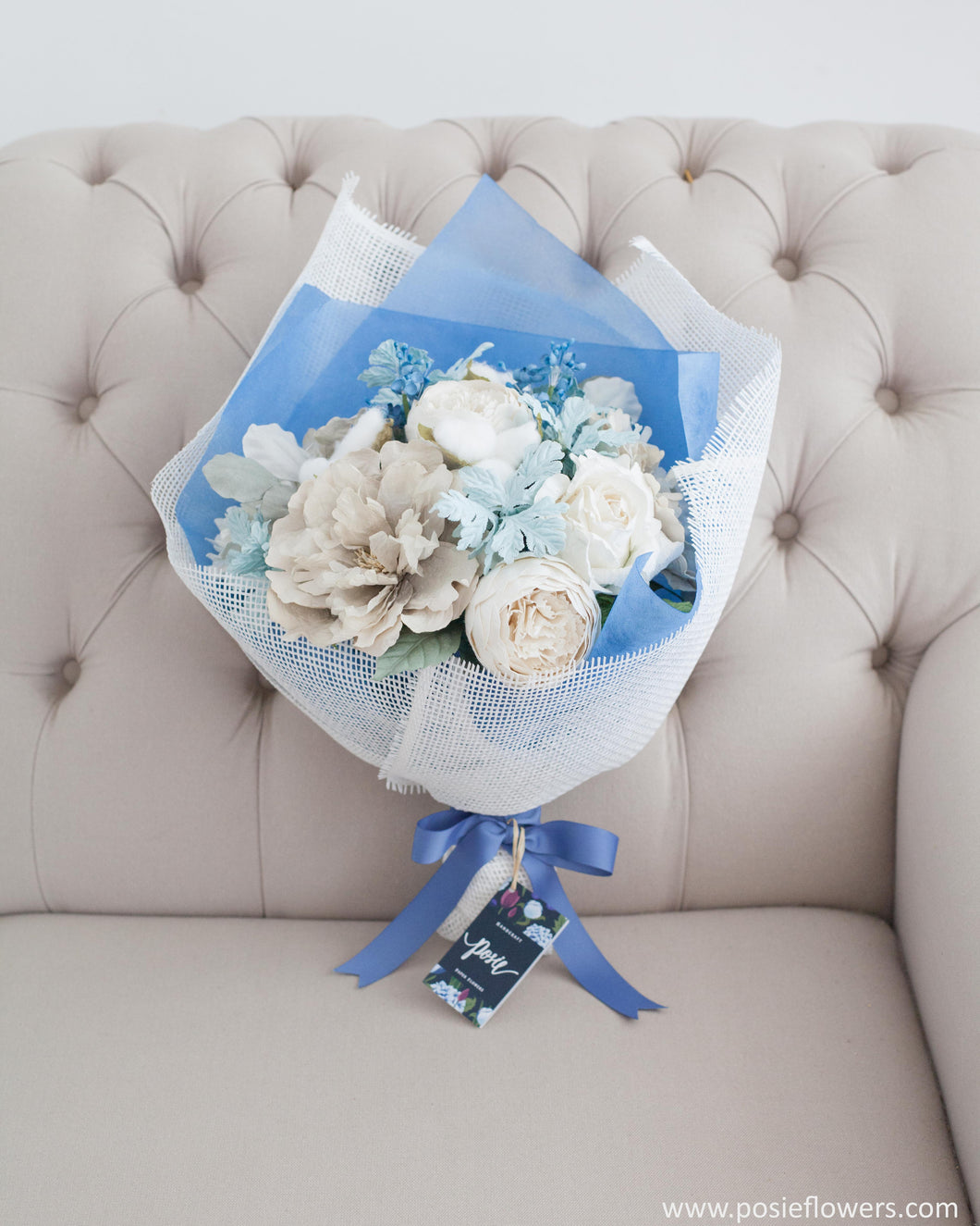 ช่อดอกไม้แสดงความยินดี ดอกไม้ประดิษฐ์ โทนสีขาวฟ้า - Frozen Congratulations Bouquet