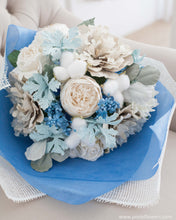 โหลดรูปภาพลงในเครื่องมือใช้ดูของ Gallery ช่อดอกไม้แสดงความยินดี ดอกไม้ประดิษฐ์ โทนสีขาวฟ้า - Frozen Congratulations Bouquet
