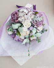 โหลดรูปภาพลงในเครื่องมือใช้ดูของ Gallery ช่อดอกไม้แสดงความยินดี ดอกไม้ประดิษฐ์ โทนสีม่วงขาว - Sweet Rapunzel Congratulations Bouquet
