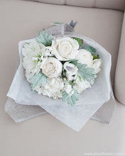 โหลดรูปภาพลงในเครื่องมือใช้ดูของ Gallery ช่อดอกไม้แสดงความยินดี ดอกไม้ประดิษฐ์ โทนสีขาวเทา - Back to December Congratulations Bouquet
