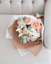 โหลดรูปภาพลงในเครื่องมือใช้ดูของ Gallery ช่อดอกไม้แสดงความยินดี ดอกไม้ประดิษฐ์ โทนสีแอพริคอต - Delicate Congratulations Bouquet
