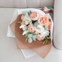 โหลดรูปภาพลงในเครื่องมือใช้ดูของ Gallery ช่อดอกไม้แสดงความยินดี ดอกไม้แสดงความยินดี - Delicate Congratulations Bouquet
