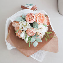 โหลดรูปภาพลงในเครื่องมือใช้ดูของ Gallery ช่อดอกไม้แสดงความยินดี ดอกไม้แสดงความยินดี - Delicate Congratulations Bouquet
