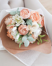 โหลดรูปภาพลงในเครื่องมือใช้ดูของ Gallery ช่อดอกไม้แสดงความยินดี ดอกไม้ประดิษฐ์ โทนสีแอพริคอต - Delicate Congratulations Bouquet
