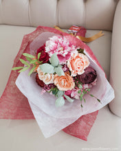 โหลดรูปภาพลงในเครื่องมือใช้ดูของ Gallery ช่อดอกไม้แสดงความยินดี ดอกไม้ประดิษฐ์ โทนสีเบอร์กันดีพีช - The Best Day Congratulations Bouquet
