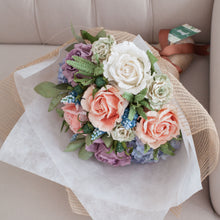 โหลดรูปภาพลงในเครื่องมือใช้ดูของ Gallery ช่อดอกไม้แสดงความยินดี ดอกไม้แสดงความยินดี - Last Kiss Congratulations Bouquet
