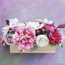 โหลดรูปภาพลงในเครื่องมือใช้ดูของ Gallery สินค้าสั่งทำพิเศษสำหรับองค์กร ของขวัญปีใหม่ - กล่องดอกไม้สนทรงหมอนยาว
