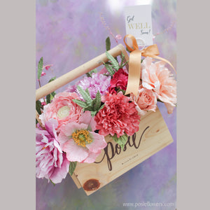 กระเช้าดอกไม้ประดิษฐ์ ดอกไม้แสดงความยินดี Vintage Flower Hamper - Ariel Seashell