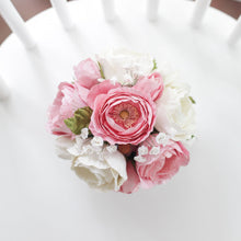 โหลดรูปภาพลงในเครื่องมือใช้ดูของ Gallery กระปุกดอกไม้น้ำหอมของขวัญขนาดกลาง Aromatic Gift Box - Sweet Queen Rose
