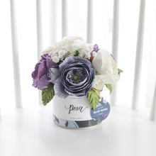 โหลดรูปภาพลงในเครื่องมือใช้ดูของ Gallery กระปุกดอกไม้น้ำหอมของขวัญขนาดกลาง Aromatic Gift Box - Blue Velvet
