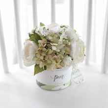 โหลดรูปภาพลงในเครื่องมือใช้ดูของ Gallery กระปุกดอกไม้น้ำหอมของขวัญขนาดกลาง Aromatic Gift Box - White Cream
