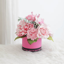 โหลดรูปภาพลงในเครื่องมือใช้ดูของ Gallery กระปุกดอกไม้น้ำหอมของขวัญขนาดกลาง Aromatic Gift Box - Fuchsia Pink
