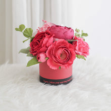 โหลดรูปภาพลงในเครื่องมือใช้ดูของ Gallery กระปุกดอกไม้น้ำหอมของขวัญขนาดกลาง Aromatic Gift Box - Scarlet
