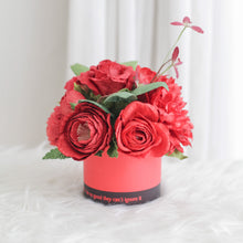 โหลดรูปภาพลงในเครื่องมือใช้ดูของ Gallery กระปุกดอกไม้น้ำหอมของขวัญขนาดกลาง Aromatic Gift Box - Bright Red
