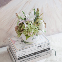 โหลดรูปภาพลงในเครื่องมือใช้ดูของ Gallery กล่องดอกไม้ของขวัญ ดอกไม้แสดงความยินดี Aromatic Gift Box - Wild Green
