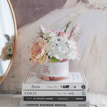โหลดรูปภาพลงในเครื่องมือใช้ดูของ Gallery กล่องดอกไม้ของขวัญ ดอกไม้แสดงความยินดี Aromatic Gift Box - Pink Blush
