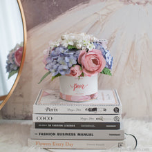 โหลดรูปภาพลงในเครื่องมือใช้ดูของ Gallery กล่องดอกไม้ของขวัญ ดอกไม้แสดงความยินดี Aromatic Gift Box - Pastel Pink &amp; Blue
