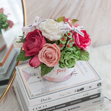 โหลดรูปภาพลงในเครื่องมือใช้ดูของ Gallery กล่องดอกไม้ของขวัญ ดอกไม้แสดงความยินดี Aromatic Gift Box - Pink Berry
