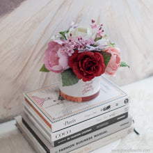 โหลดรูปภาพลงในเครื่องมือใช้ดูของ Gallery กล่องดอกไม้ของขวัญ ดอกไม้แสดงความยินดี Aromatic Gift Box - New York Pink
