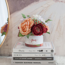 โหลดรูปภาพลงในเครื่องมือใช้ดูของ Gallery กล่องดอกไม้ของขวัญ ดอกไม้แสดงความยินดี Aromatic Gift Box - Prosperous Red
