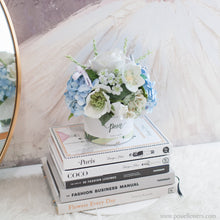 โหลดรูปภาพลงในเครื่องมือใช้ดูของ Gallery กล่องดอกไม้ของขวัญ ดอกไม้แสดงความยินดี Aromatic Gift Box - White &amp; Baby Blue
