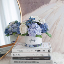 โหลดรูปภาพลงในเครื่องมือใช้ดูของ Gallery กล่องดอกไม้ของขวัญ ดอกไม้แสดงความยินดี Aromatic Gift Box - White &amp; Deep Blue
