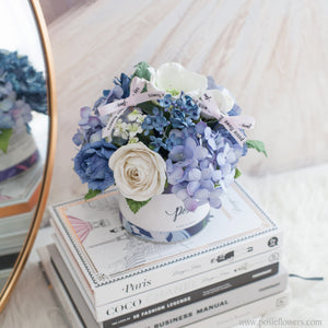 กล่องดอกไม้ของขวัญ ดอกไม้แสดงความยินดี Aromatic Gift Box - White & Deep Blue