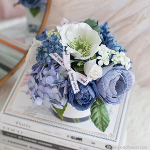 กล่องดอกไม้ของขวัญ ดอกไม้แสดงความยินดี Aromatic Gift Box - White & Deep Blue