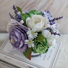 โหลดรูปภาพลงในเครื่องมือใช้ดูของ Gallery กล่องดอกไม้ของขวัญ ดอกไม้แสดงความยินดี Aromatic Gift Box - Purple &amp; Green
