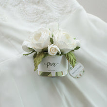 โหลดรูปภาพลงในเครื่องมือใช้ดูของ Gallery กระปุกดอกไม้น้ำหอมของขวัญขนาดเล็ก Aromatic Gift Box - White Rose
