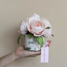 โหลดรูปภาพลงในเครื่องมือใช้ดูของ Gallery กระปุกดอกไมน้ำหอมของขวัญขนาดเล็ก Aromatic Gift Box - White Pink Rose
