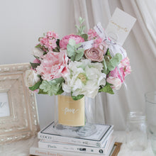 โหลดรูปภาพลงในเครื่องมือใช้ดูของ Gallery ดอกไม้แต่งบ้าน แจกันดอกไม้ประดิษฐ์ โทนสีชมพูบลัช - Cherry Pink Lemonade Hampton Flower Vase
