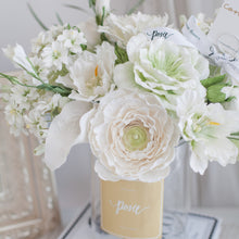 โหลดรูปภาพลงในเครื่องมือใช้ดูของ Gallery ดอกไม้แต่งบ้าน แจกันดอกไม้ประดิษฐ์ โทนสีขาว - Snow White Hampton Flower Vase
