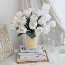 โหลดรูปภาพลงในเครื่องมือใช้ดูของ Gallery ดอกไม้แต่งบ้าน แจกันดอกไม้ประดิษฐ์ ดอกทิวลิปสีขาว - White Ivory Tulip Hampton Flower Vase

