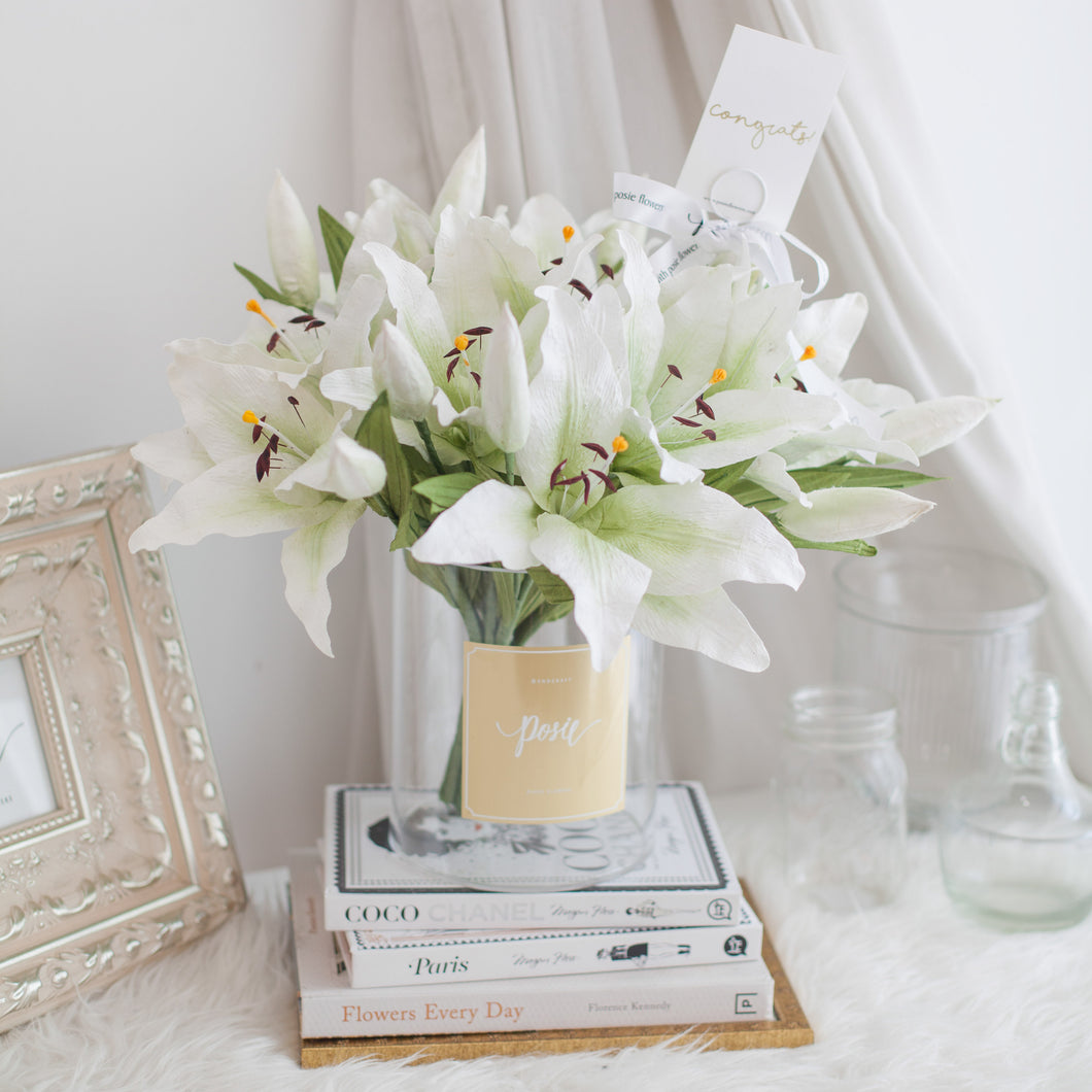 ดอกไม้แต่งบ้าน แจกันดอกไม้ประดิษฐ์ ดอกลิลลี่สีขาว - White Lily English Hampton Flower Vase