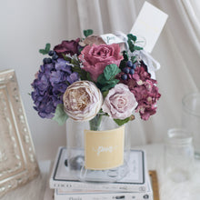 โหลดรูปภาพลงในเครื่องมือใช้ดูของ Gallery ดอกไม้แต่งบ้าน แจกันดอกไม้ประดิษฐ์ โทนสีม่วงเบอร์กันดี - Ruby Purple Hampton Flower Vase
