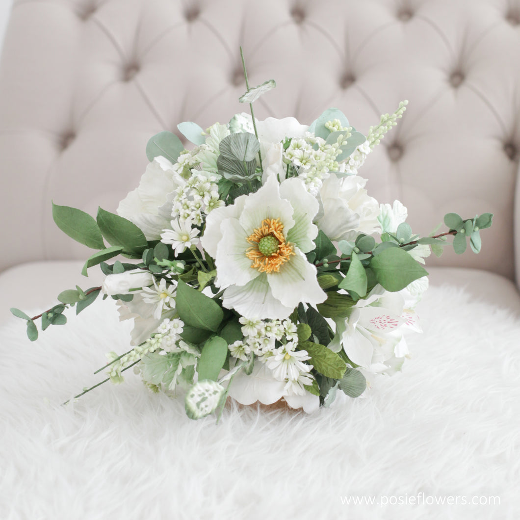 ช่อเจ้าสาวดอกไม้ประดิษฐ์ Medium Bridal Bouquet - White Horse