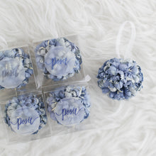 โหลดรูปภาพลงในเครื่องมือใช้ดูของ Gallery ของชำร่วยงานแต่งงาน บอลดอกไม้น้ำหอม ดอกคาร์เนชั่น โทนสีน้ำเงินเทา
