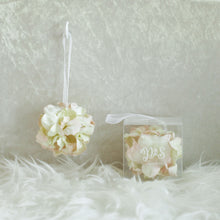 โหลดรูปภาพลงในเครื่องมือใช้ดูของ Gallery ของชำร่วยงานแต่งงาน บอลดอกไม้น้ำหอม ดอกการ์ดิเนีย โทนสีขาวครีม

