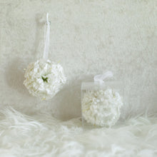 โหลดรูปภาพลงในเครื่องมือใช้ดูของ Gallery ของชำร่วยงานแต่งงาน บอลดอกไม้น้ำหอม ดอกคาร์เนชั่น โทนสีขาว
