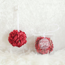 โหลดรูปภาพลงในเครื่องมือใช้ดูของ Gallery ของชำร่วยงานแต่งงาน บอลดอกไม้น้ำหอม ดอกคาร์เนชั่น โทนสีแดงสด
