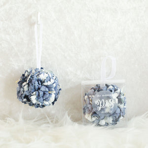 ของชำร่วยงานแต่งงาน บอลดอกไม้น้ำหอม ดอกคาร์เนชั่น โทนสีน้ำเงินขาว