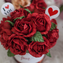 โหลดรูปภาพลงในเครื่องมือใช้ดูของ Gallery กระปุกดอกไม้น้ำหอมของขวัญวันวาเลนไทน์ Aromatic Gift Box - Scarlet Rose
