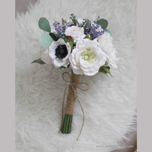 โหลดรูปภาพลงในเครื่องมือใช้ดูของ Gallery ช่อเจ้าสาวดอกไม้ประดิษฐ์ Medium Bridal Bouquet - White Anemone
