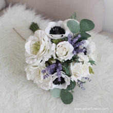 โหลดรูปภาพลงในเครื่องมือใช้ดูของ Gallery ช่อเจ้าสาวดอกไม้ประดิษฐ์ Medium Bridal Bouquet - White Anemone
