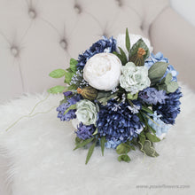 โหลดรูปภาพลงในเครื่องมือใช้ดูของ Gallery ช่อเจ้าสาวดอกไม้ประดิษฐ์ Medium Bridal Bouquet - Blue Baroness
