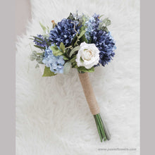 โหลดรูปภาพลงในเครื่องมือใช้ดูของ Gallery ช่อเจ้าสาวดอกไม้ประดิษฐ์ Medium Bridal Bouquet - Blue Baroness
