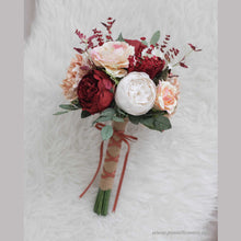 โหลดรูปภาพลงในเครื่องมือใช้ดูของ Gallery ช่อเจ้าสาวดอกไม้ประดิษฐ์ Medium Bridal Bouquet - Red Rustic Peony
