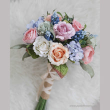 โหลดรูปภาพลงในเครื่องมือใช้ดูของ Gallery ช่อเจ้าสาวดอกไม้ประดิษฐ์ Medium Bridal Bouquet - Roses and Hyacinth
